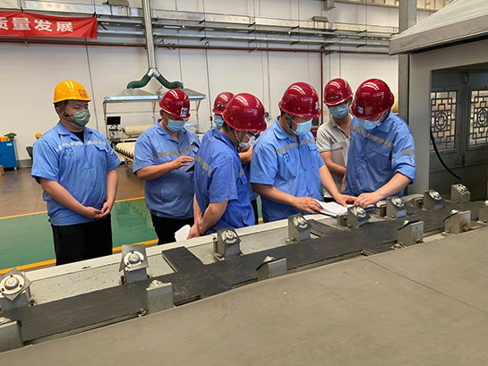 天海工業(yè)黨委書記、董事長李俊杰深入四型瓶車間調研指導工作 (1).png
