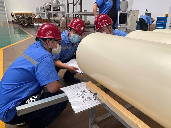 天海工業(yè)黨委書記、董事長李俊杰深入四型瓶車間調研指導工作 (2).png